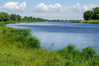 的河为钓鱼视图的河从远方景观美丽的自然河的河为钓鱼景观美丽的自然河