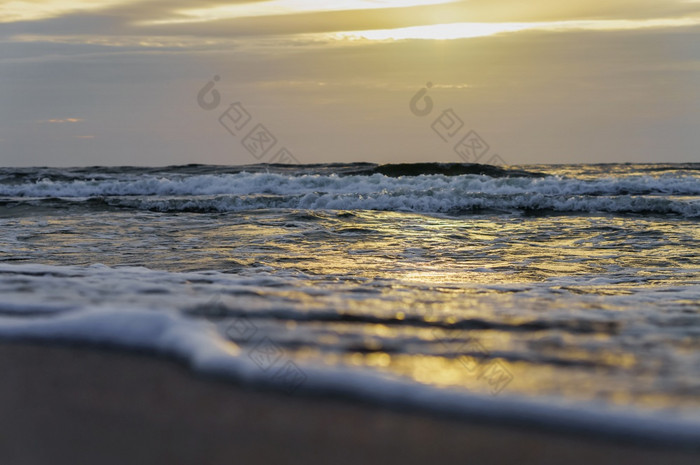 日落在的海反射阳光的海波的天空的日落射线波罗的海海日落在的海反射阳光的海波波罗的海海