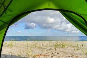 视图从的帐篷的海滨波罗的海海岸和安静的海徒步旅行帐篷的海滩视图从的帐篷的海滨徒步旅行帐篷的海滩波罗的海海岸和安静的海