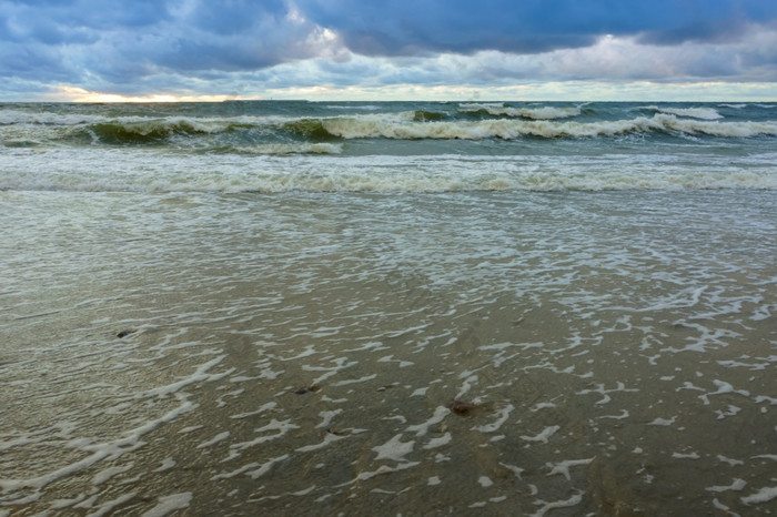 波罗的海海海岸小波的海船只的海地平线小波的海船只的海地平线波罗的海海海岸