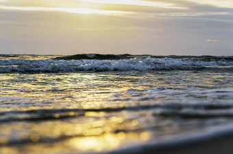 日落在的海反射阳光的海波的天空的日落射线波罗的海海日落在的海反射阳光的海波波罗的海海