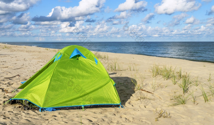 徒步旅行帐篷的海滩波罗的海海岸安静的海绿色帐篷的海沙子绿色帐篷的海沙子徒步旅行帐篷的海滩波罗的海海岸安静的海