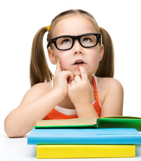 的小女孩与黑色的眼镜做梦而阅读书孤立