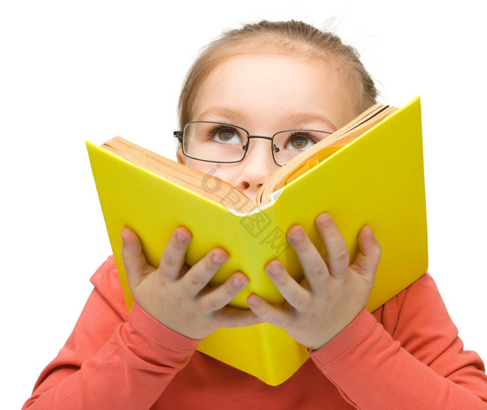 的小女孩与黑色的眼镜做梦而阅读书孤立的在图片