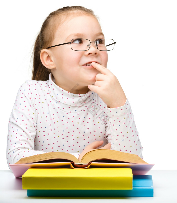 的小女孩与黑色的眼镜做梦而阅读书孤立的在图片