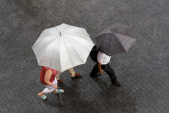人走的多雨的一天与伞