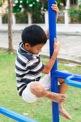 泰国男孩爬<strong>酒吧</strong>操场上