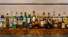 维罗纳意大利12月许多品牌酒瓶酒吧