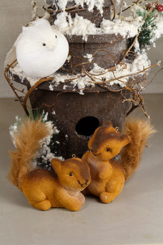松鼠雕像和雪禽舍装饰为圣诞节
