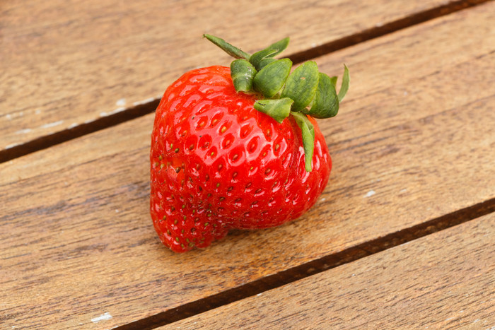 一个草莓与叶子木表格