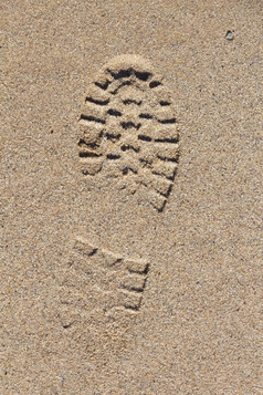 足迹的沙子海滩布列塔尼
