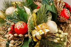 圣诞节花环与叶子礼物丝带和装饰物