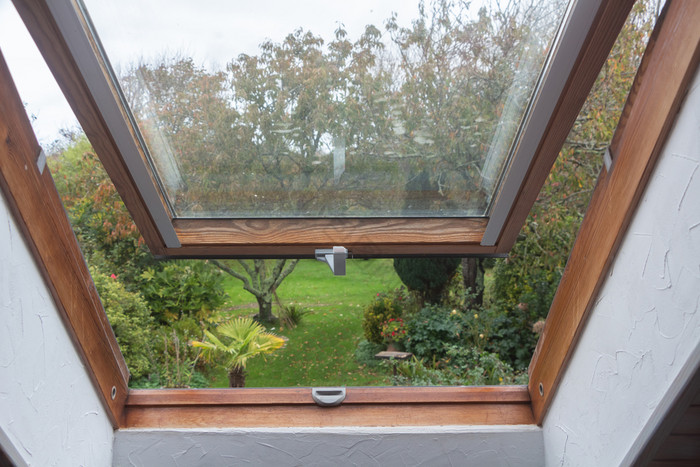 开放木天窗的屋顶折线形图片
