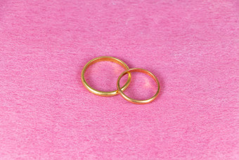 两个婚礼环使黄<strong>金粉红色</strong>的背景