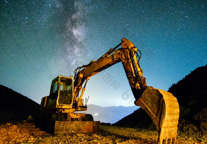挖掘机晚上职业生涯对的背景晚上布满星星的天空挖掘机晚上职业生涯对的背景晚上布满星星的天空