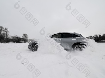 莫斯科俄罗斯1月车英菲尼迪冬天照片的车当开车通过雪地里车英菲尼迪冬天照片的车当开车通过雪地里