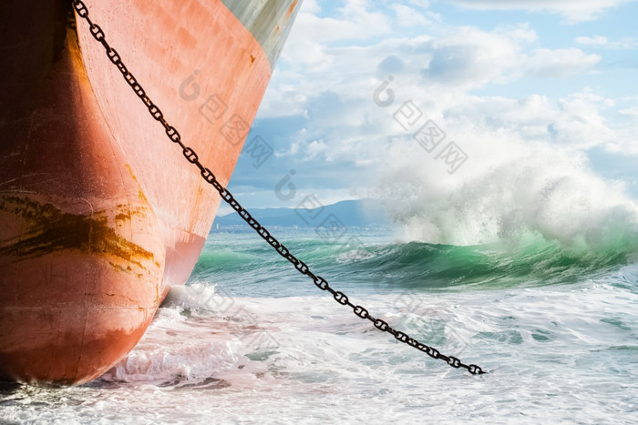 被困船的海岸波是打的船一边一边被困船的海岸波是打的船一边一边