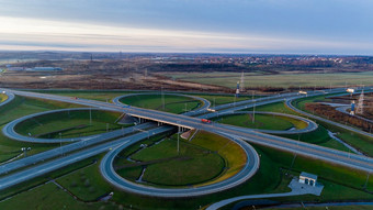 的环叉的道路视图从以上安全交通环叉的道路视图从以上安全交通