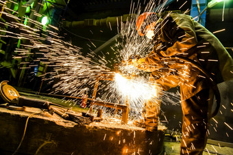 的焊机厨师钢结构火花是飞行的工作焊机焊机厨师钢结构火花是飞行的工作焊机
