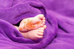 的婴儿rsquo腿是从下的毯子的腿画模式标记婴儿rsquo腿是从下的毯子的腿画模式标记