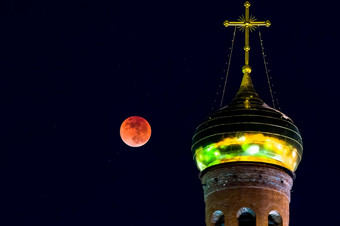 的圆顶的教堂对的红色的月亮月球eclipse圆顶的教堂对的红色的月亮月球eclipse