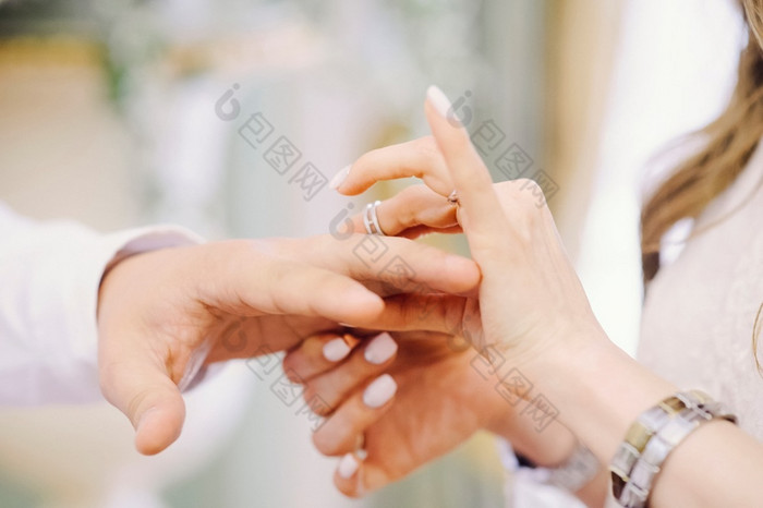 的新娘把的新郎rsquo环她的手指婚礼新娘把的新郎rsquo环她的手指婚礼