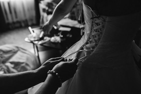 的新娘帮助衣服和领带的衣服新娘帮助衣服和领带的衣服