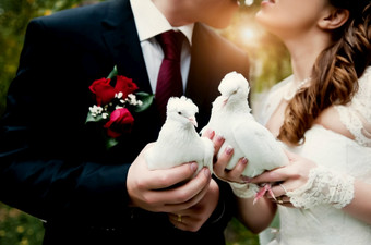 的新婚夫妇是持有一<strong>对白</strong>色鸽子婚礼新婚夫妇是持有一<strong>对白</strong>色鸽子婚礼
