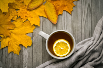 杯子茶与柠檬木表格和秋天叶子杯子茶与柠檬木表格和秋天叶子