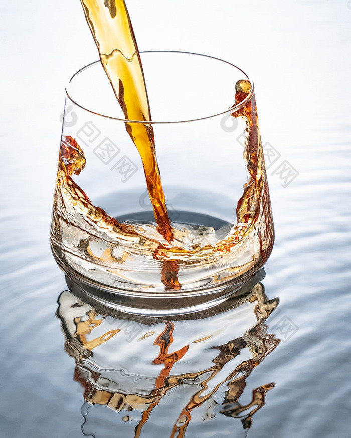 玻璃倒威士忌玻璃的背景白色和水玻璃倒威士忌玻璃的背景白色和水