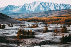 美丽的视图的雪山山峰色彩斑斓的山谷与岩石