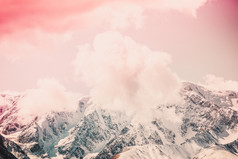 雪山峰的山范围下的粉红色的天空山景观柔和的颜色