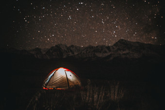 旅游帐篷下的布满星星的天空粮食效果