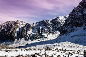 黎明日落山冬天山<strong>范</strong>围下粉红色的云岩石是覆盖与雪和<strong>紫色</strong>的天空