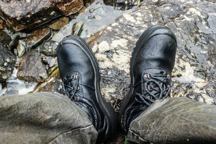 黑色的山靴子河鞋子为旅游徒步旅行防水靴子