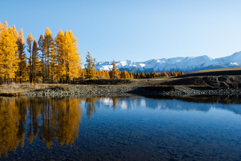 反射山和云清晰的表面湖金秋天山