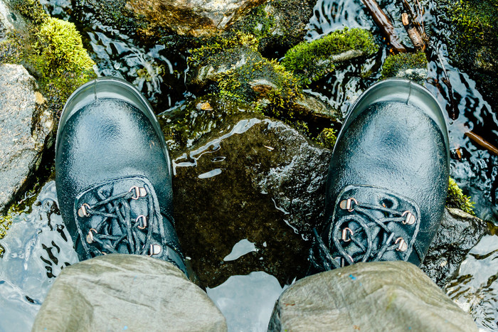 黑色的山靴子河鞋子为旅游徒步旅行防水靴子
