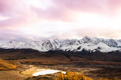 粉红色的和紫色的云在山范围日落黎明山秋天徒步旅行旅行谷山