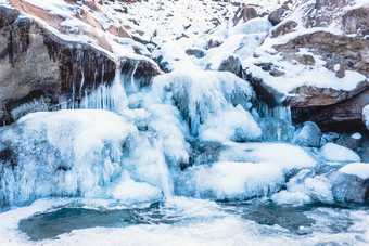 冬天山河下冰水冻结了和转成冰柱