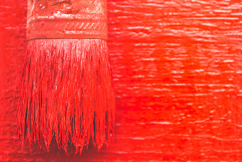 油漆刷与红色的油漆油漆的董事会女孩绘画作品