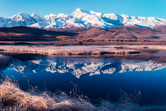 反射雪山脊湖秋天山旅行阿尔泰