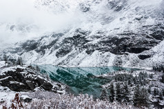 绿松石山湖冬天和雪山谷