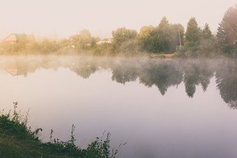 有雾的早....河树湖神秘的<strong>钓鱼池</strong>塘
