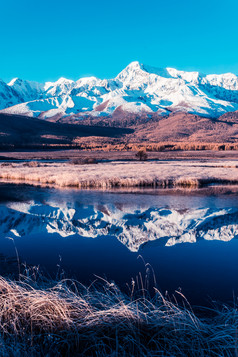 反射雪山脊湖秋天山旅行阿尔泰