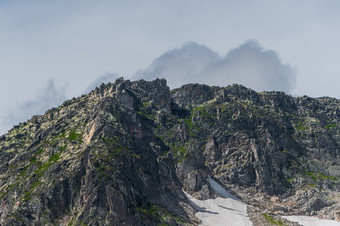 山谷与石头脊和树地平线旅行通过野生岩石夏天山景观对蓝色的天空阳光明媚的一天