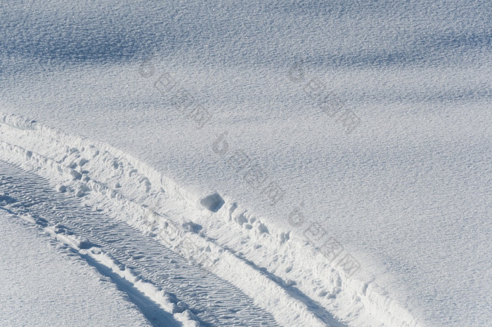雪地跟踪深雪扭痕迹雪地穿越雪覆盖场