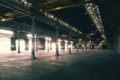 老和尘土飞扬的仓库与光未来通过开口老和尘土飞扬的仓库与光未来通过开口