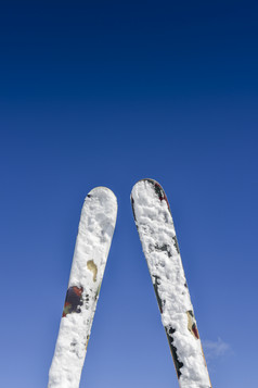 一对滑雪板穿滑雪指出与山范围背景一对滑雪板捕获升降椅看下来到跑道