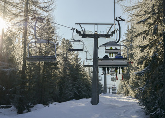 太阳通过松树升降椅<strong>提升</strong>意大利滑雪区域覆盖雪冬天体育概念太阳通过松树升降椅<strong>提升</strong>意大利滑雪区域覆盖雪