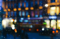 情感忧郁的摘要背景与散焦灯散景伦敦后面雨滴窗口玻璃焦点几滴由于的浅深度场情感忧郁的摘要背景与散焦灯散景伦敦后面雨滴窗口玻璃焦点几滴由于的浅深度场